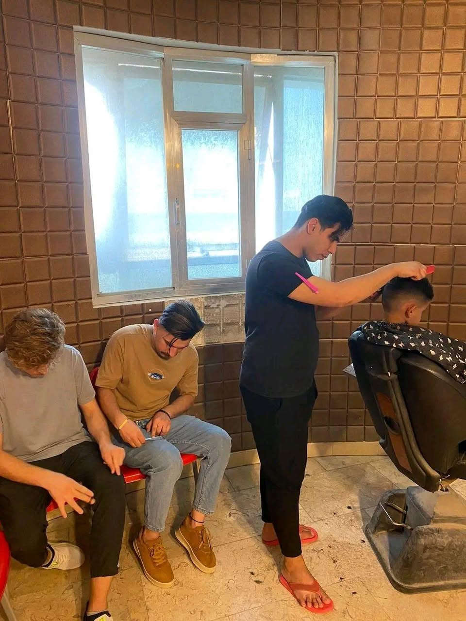 مركز آزار لدورات تعليم فن الحلاقة❤️❤️
 يعلن عن فتح دورات للحلاقة الرجالية وتشمل
..........................
١/مقص✂️
٢/شفرة📏
٣/خيط🧶
٤/مكينه🎚
٥/صبغ الشعر (كيفية دمج الالوان)🎨
٦/ معالجات الشعر بكل انواعه🦱🦰
٧/ معالجات البشرة 💆‍♂️💆‍♀️
٨/ مع هدية صادرة من المركز اثناء التخرج👍🎫🎟
#ملاحظة.... عند انتهاء الدورة وتكون عندك نقص معلومات تعاد لك الدورة مجاني 
للاستفسار الاتصال على الرقم التالي 
البصرة الجمهورية تقاطع معهد النفط قرب الريان سنتر للألعاب 
للاستفسار الاتصال 📞على ارقام المركز....
☎️***********
☎️*********** البصرة, العراق
