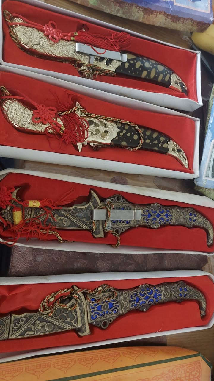 غراض انتيكا قديمة بس نظيفة للبيع 
قوري نحاس اصلي بدون قبغ ب٢٥
قوري فضي صناعته انكلترا ب٢٠ 
سن الفيل ثلاثي شغل يدوي اصلي ب٢٥
بنكات نشنل اصلي الوحدة ب٢٥ تشتغل بس قاعدة مكسورة 
خناجر أصلية عدد ٤ بالباكيت الواحد ب٧٠
خنجر كبير لون اسود ب٦٥
كرستالة خضرة عدد ٢ ب١٥


**إذا كنت صاحب هذا الإعلان وتريد حذفه لأي سبب، رجاءا أرسل رسالة إلى الدعم الفني**