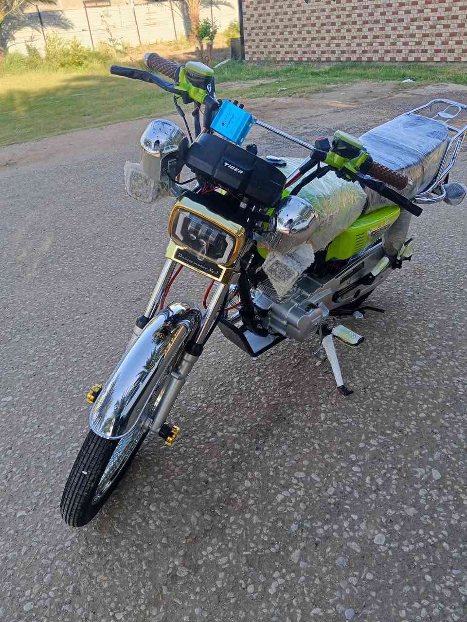 ---
سلا عليكم تايكر 2025 طالعه 26 🏍️*  
*من مجمع السلامي - زيرو وكالة* أوراق كامله 

*- التجهيزات والرفاهية*
- *شاشة ديجيتال الالكتروني*: عدادات كاملة + يبين الغيار + عداد بانزين
- *نظام MP3*: مسجل بلوتوث + USB + AUX، تشغيل من الموبايل
- *العنابير*: إشارات LED أمامي + خلفي، شكل سبورت
- *الفانوس*: LED أبيض قوي + لايت نهاري DRL
- *اليدات*: كروم مطعّم، مسكة مريحة. السعر مناسب اتصل بيك خير دلل *********** مكان حله محاويل
