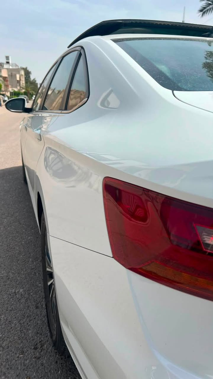 ‏Volkswagen Jetta 2019 SE
فولكس واكن جيتا ٢٠١٩ SE

رقم: بغداد  
لون: ابيض
المحرك : ١٤٠٠ تيربو 
عداد المسافه: ١٨٥.٠٠٠ كم 
السعر :148 ورقه 
المواصفات :
١. سقف بنوراما
٢. كشنات جلد اسود 
٣. تدفئه بالكشنات
٤. ويل كب 
٥. رادار امامي
٦. نقطه عمياء 
٧. رادار خلفي .. توقف ذات    
السياره مناقصها اي شي 
الحادث
بامريكه بدايه الهلال طخه بسيطه بالهلال الخلفي وره السايق بيها بس برده طاكه
واحدث ابغداد ربع البنيد سمكره او اصبغ
بيها ايرباك برتين او كشن السايق او راجع سستم
للاستفسار *********** عبدالله
