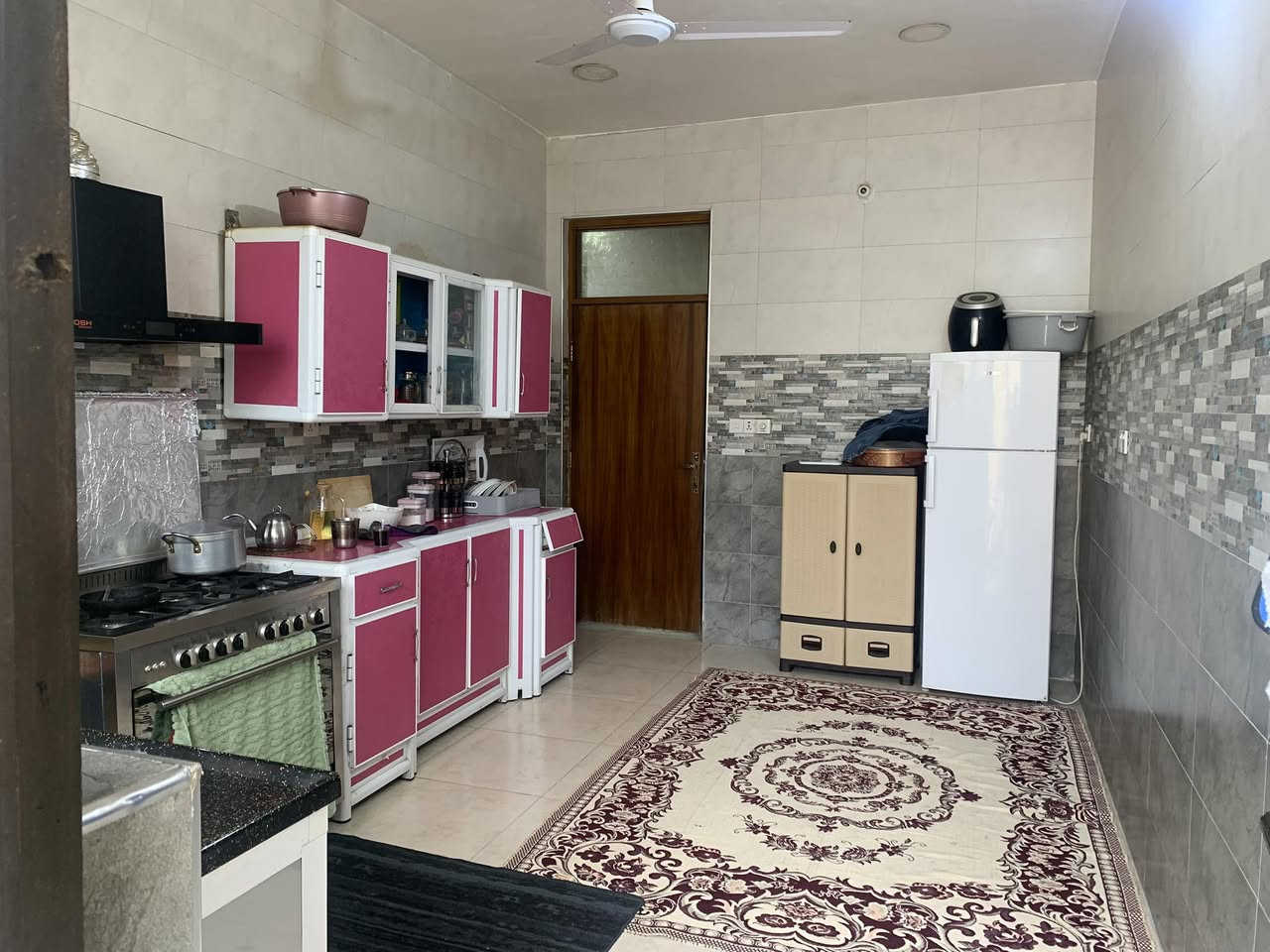 بيت 150متر للبيع حي بدر شارع 15البناء  غرفه صاله ستقبال مطبخ مجمع صحيات مناور عدد2 صحيات خارجيه طرمه 
الطابق الثاني غرف عدد2 صاله + سطحين
الاستفسار ‭0773 960 9549‬

‭0750 951 1242‬
