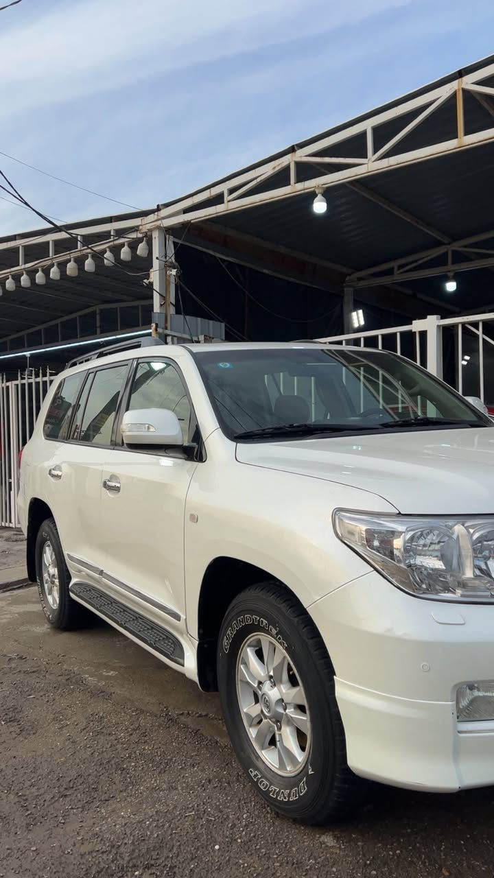 سياره لانكروز موديل 10 سياره بدون صبغ فول ماشيه ١٨٠  السعر 3دفاتر و13 ورقه وبيها مجال تصال على هاذ الرقم ***********
