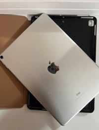 ايباد ١٠ للبيع ذاكره ٦٤ سعره ٣٥٠ تواصل واتساب فقط 07868375276