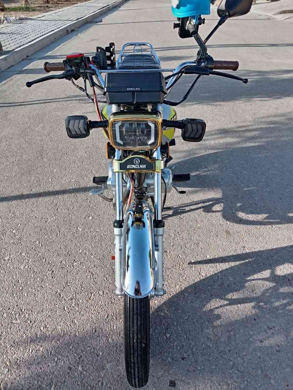 السلام عليكم دراجة سيفان موديل ٢٥ كفاله عامه من
كلشي وراق سكنر ٥ مكينه 150 تشغيل عن بعد دشبول 
لكتروني السعر 900 وبيها مجال العنوان العماره حي الجامعة ☎️ ***********
