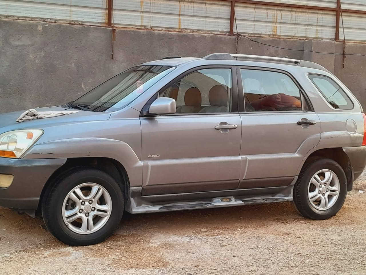 السيارة سبورتج خليجي موديل 2007مكينة
الفين و 700 فور ويل مواصفات حلوة خليجي استيراد خاص مكفولة من قطرة الصبغ سيارة حلوة ومرتبة شاشة تاب كاميرا دوارة تخم تاير  سنوية مثنى بأسمي لل 28 مكاني السماوة  السعر 95 وبيها مجال حگ الجية تفضل اتصل ***********
