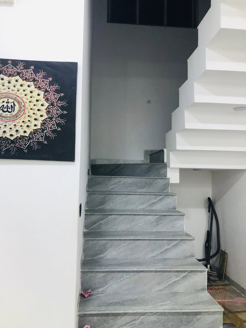 دار للبيع.  ركن. 
المساحة. ٢١٧ متر. 
الدار طابقين. الطابق الاول. 
غرفتين.نوم 
صالة. مطبخ. حمامات. هول. منور 
المطبخ متكامل. مع الدار. 

الطابق الثاني. 
غرفتين. نوم 
حمامات. هول. 
الدار بورسلين درجة اولى 
حديقة داخلية. كراج سيارة 
الدار زراعي. طابو صرف ٢٥ 
التحويل مباشر. 
العنوان. 
زوير الغربي. مقابل الملعب السباعي للمنطقة. باالجهة الثانية للملعب. 
مع العلم الدار. منظومة كاميرات مع منظومة كهرباء امينة. 
السعر. الاتصال. ***********
ابو محمد
