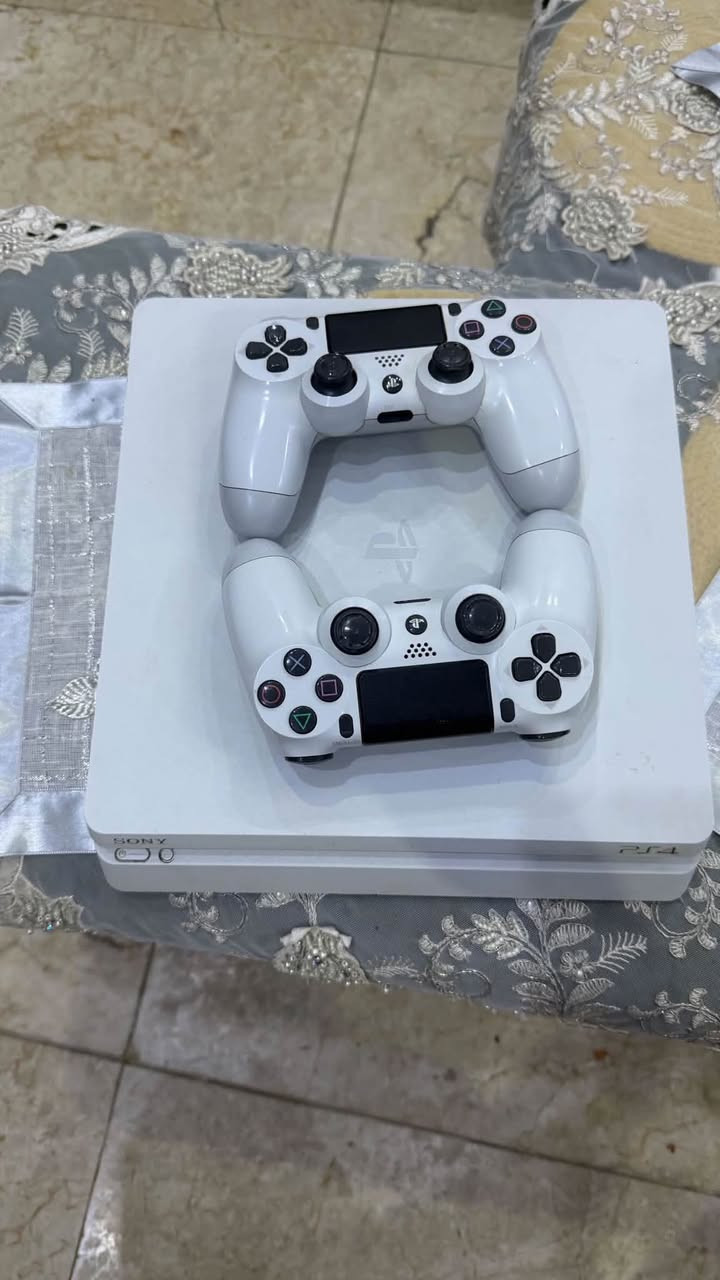 بلي 4 سلم ابيض للبيع
نظيف جدًا 
جويستكات ثنين اصليات ويا 
كل غراضه موجوده وحتى الكارتونه موجوده 
اريد ابيعه لان عندي حاسبه وما استخدمه 
بي 3 نسخ فيفا من ال22 لل24 
السعر 300 الف
للاستفسار ***********
الموقع بغداد
