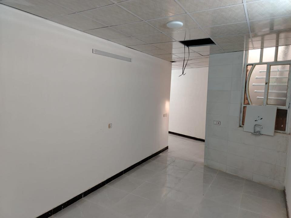 سلام عليكم 
قيصريه 40 متر الايجار العرض 2 متر *8 متر و غرفه 6*3 و خدمات حمام و المنور داخل بغداد شهداء العبيدي شارع المحافظ  الاستفسار الاتصال على الهاتف *********** أو المراسلة على الخاص
