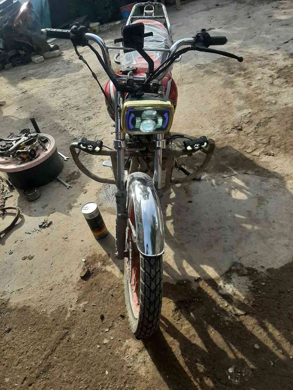 سلام عليكم دراجه سونك مديل ٢٣
اوراق اصولي كمرك مدفوع اتروح بس اتقدم على لوحات 
بيه نقص دشبول وشخاطه سلف فقط كهربائيات كلها شغاله 
المكينه خير من الله ونضافت الدراجه هم مثل ما اموضح بلصور ايرادلها خسله فقط السعر ٥٠٠ وبيها مجال للشراي يتصل  
***********
