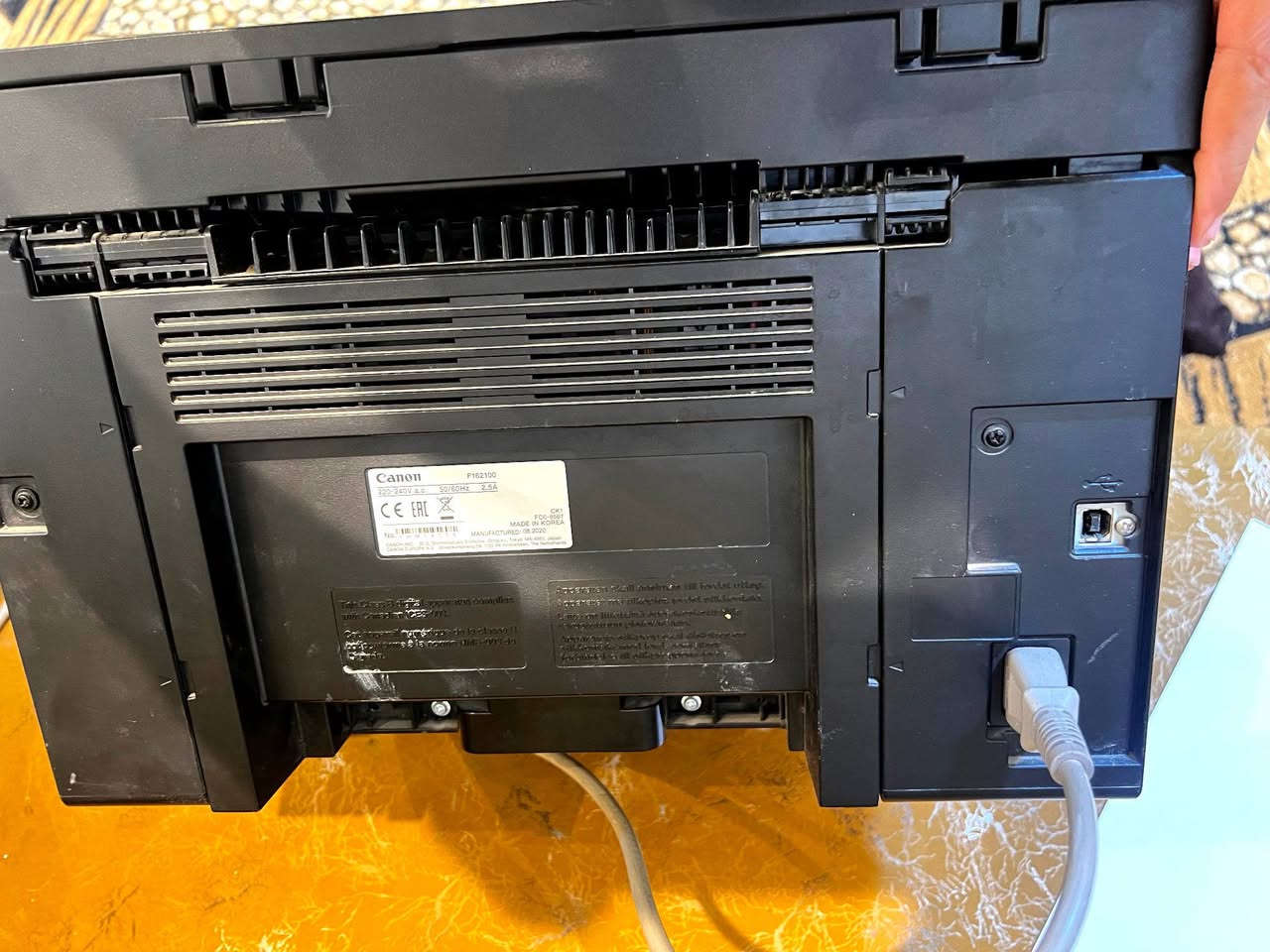 السلام عليكم 
طابعه كانون 3010
نظافة 90%
3 وظائف: طباعة + استنساخ + سكانر.
سرعة الطباعة: 18 ورقة بالدقيقة (A4).
دقة الطباعة: 600×600 dpi (توصل إلى 1200×600 محسّنة).
سعة درج الورق: 150 ورقة.
يدعم نسخ الهوية (ID Card Copy).
تكبير وتصغير: 50% إلى 200%.
سكانر ملون بدقة 600×600 dpi (حتى 9600 محسنة).
منفذ USB 2.0 للكمبيوتر.
أقصى استخدام شهري: 8000 ورقة.
يستخدم كارتردج Canon 725 يطبع تقريباً 1600 ورقة.
 علما ان قبغ باب الورق مكسور وباب الاستنساخ وميأثر بالاستنساخ 
السعر 160 وبي مجال
مكاني الانبار-الخالديه
 *********** واتساب+ مسنجر
 �
