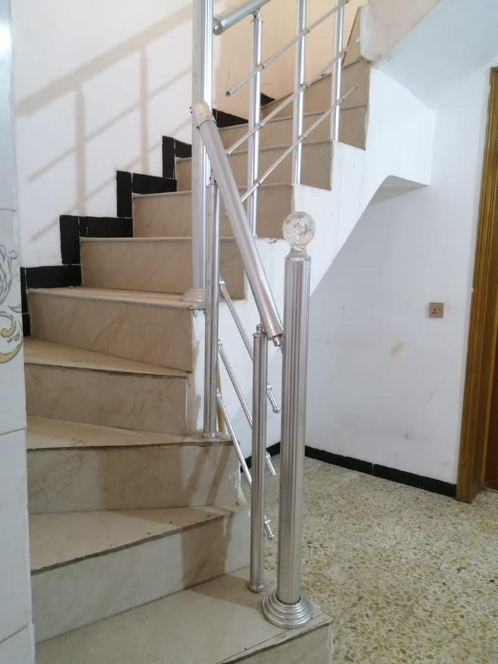 دار للايجار المساحه ٥٠ متر طابق واحد فقط نظيف البيت اريده لعائله صغيره ايجاره ٢٢٥المكان شارع ابو طالب بفرع الحسينه قرب اسواق اللولوه للاستفسار ***********
