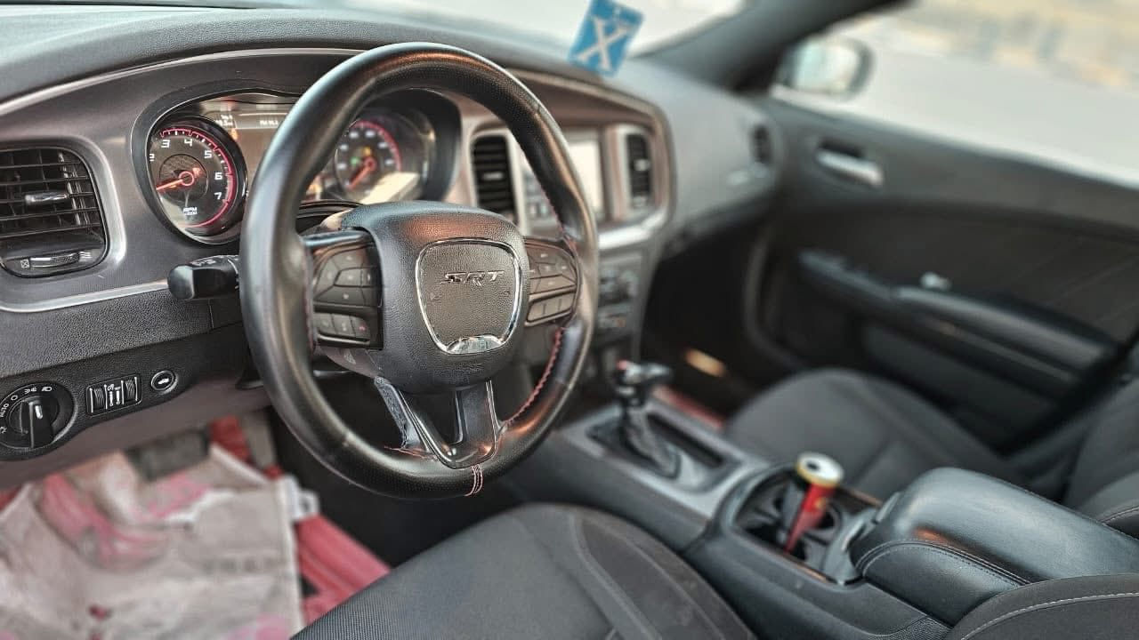 السلام عليكم 
جارجر 2020 اصل بغداد مكينه 3600 فول عدى الفتحه تشغيل عن بعد كشن كهرباء ابواب وجنطه بصمه شاشه جبيره 
سياره جديده ماشيه 80 حادثه جاملغ والبنيد محدث فقط 
السعر 195بيه مجال للاستفسار 
***********
***********
