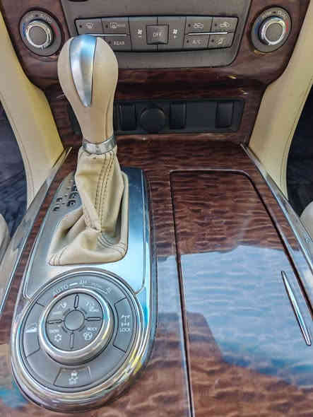 نیسان پاترول 2011se مه کینه مرغوب مواسفات درجه 2  یعنی فوله ته نیا کوشین جلد نی یه  به سمه ،3شاشه،تبرید مرکزی،سندوق شه فت ،سلاید،سلاجه،ئاوێنه شه فت،کوشین کاره بایی،سوکان ولیوم ،تحدید سرعە،ویل وتایه 5مانگه بو به ستراوە، ده بل اکسل وقفل اکسل و7نزامی لێخورینی هه یه بێ سبوغه دو بوست ساردە کوت له دە رگایی سه کن پشته وە هه یه یک دینار مه سروفی تێدانی یه گێر ومکینه واکسل به شه رط 183هزار کیلومتری رویشتووە ***********
