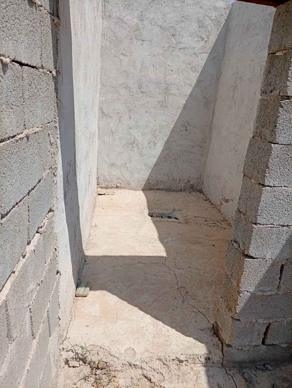 السلام عليكم عندي كاع ومشتمل بل سلاميات شعله زراعي عقد 35 مساحه 300 متر مي كهرباء  سحب السعر 7 مليون ***********
