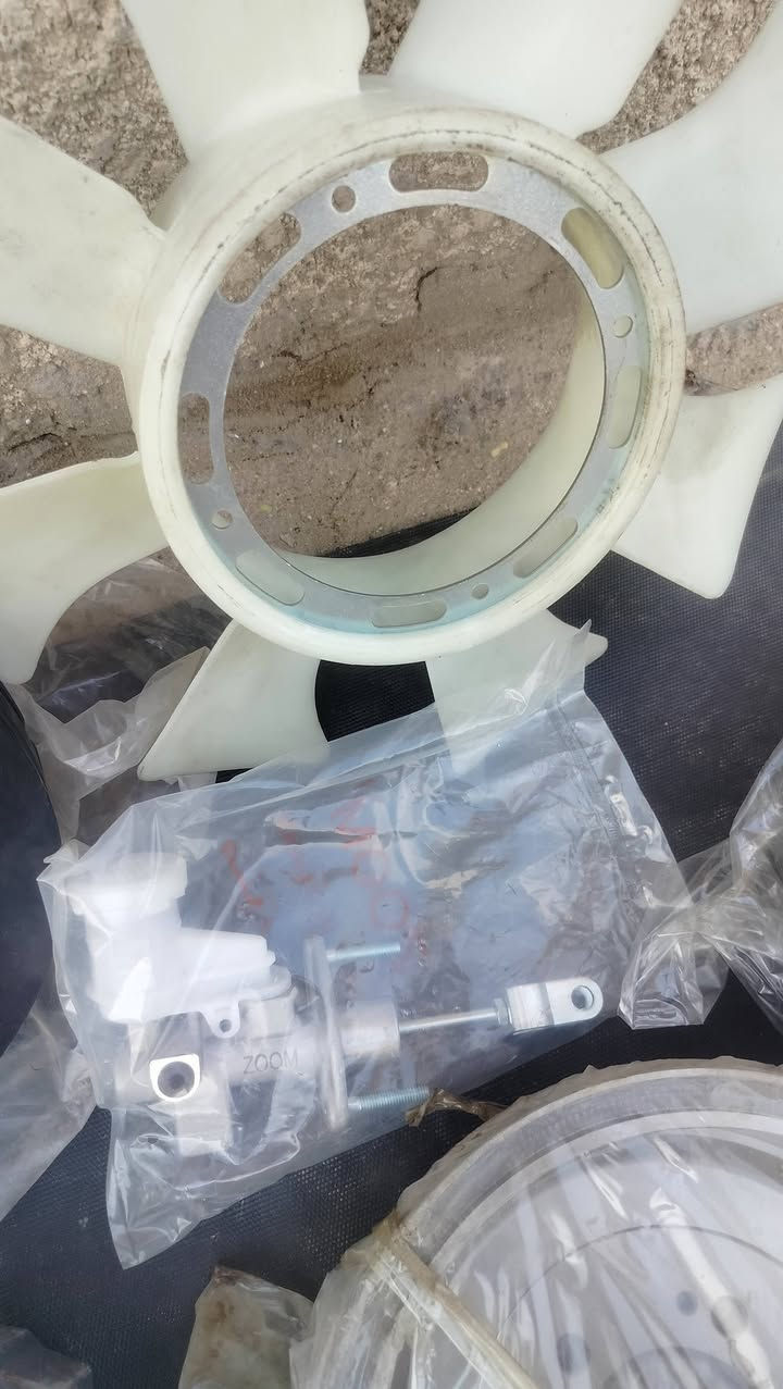 السلام عليكم غراض للبيع زوج فلنجات خلفيه جدد عنبار كلج مروحه تخم بنزات وبور بريك جدد طك كارتون كلهن ب200 الف شراي يتصل ***********
