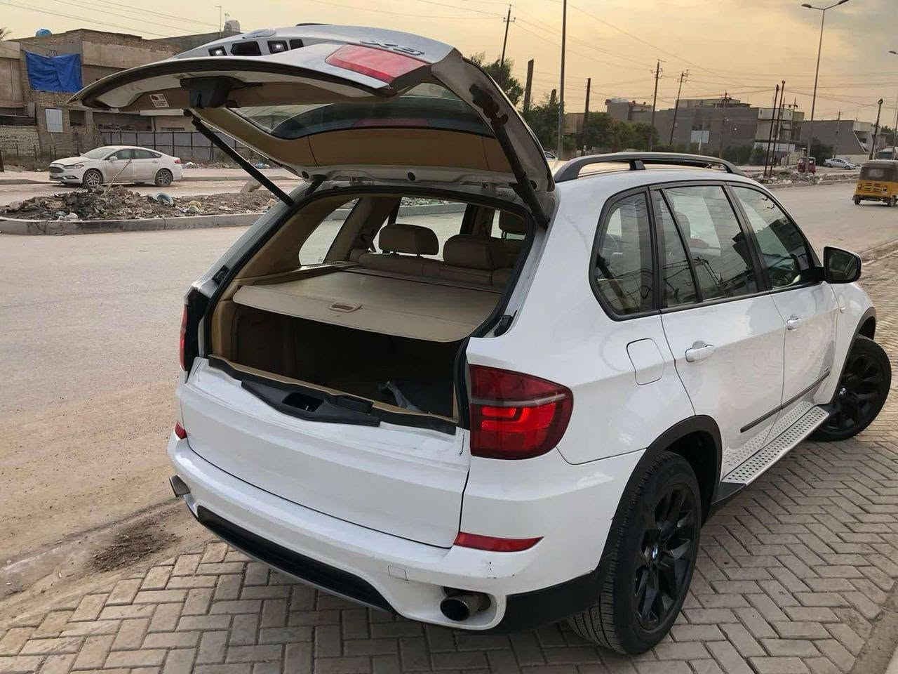 السلام عليكم 
للبيع او مراوس 

BMW   X5 
موديل 2013
وارد امريكي 
مكينه n55 المرغوب
ماشية 160 
(حادثه بالصور ناشره) 
بيه 3 قطع صبغ البجم مصبوغ واكو صورة ناشره مال معجون مصبوغة على كده فقط 

السعر:- 145 وبيه مجال 
مكانه:- بغداد الدولعي 
الرقم:- ***********
