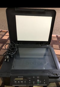 طابعتين • واحدة شغاله • الثانيه مو ملونه