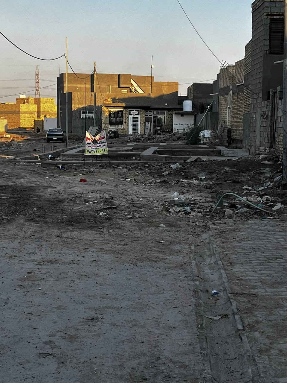 قطعه 344 متر بحي الامين الاول شارع العيساوي اول ماتدخل بي اول فرع ع اليسره شارع عريظ 10 متر صايره ركن خلف البانزين خانه مباشرتا بظهر السياج مالتها ركن عله شارعين بيها بتلو كونكريت مسلح درجه اولى تصلح 3 قطع كل قطعه 115 متر واجه 11 ونزال 10 كل قطعه منها
السعر55بيه مجال للاستفسار الاتصال ***********
