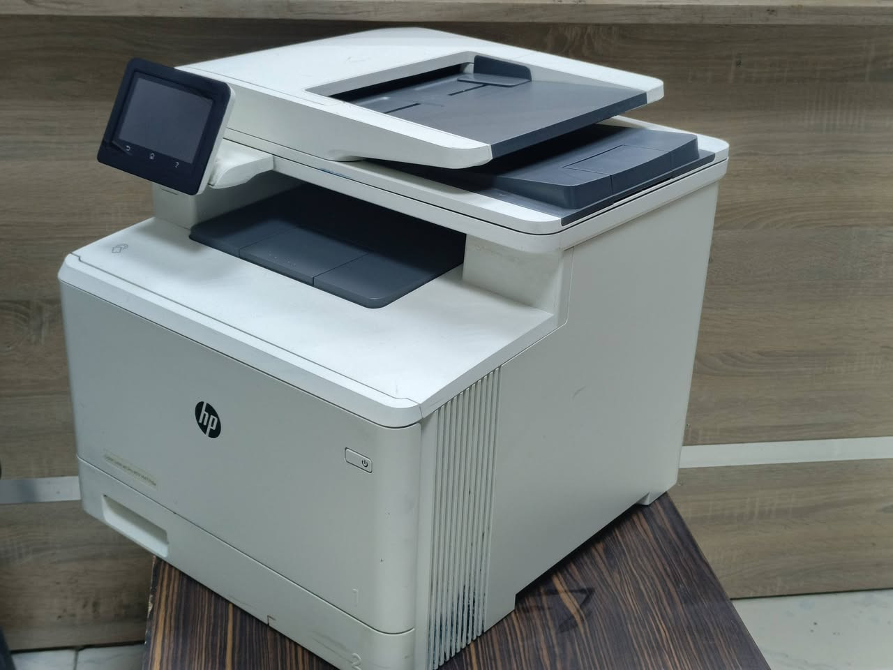 طابعة hp  موديل laser jet pro MFP M477 ليزري ملون مستعمل بحالة ممتازة سعر الحبر 65 الف تطبع 2000 نسخه نوع باودر سرعة الطباعة 28 ورقة بالدقيقة طباعة وجهين دوبلكس تحتوي Wifi يمكن ربطها على الموبايل وتابليت ولابتوب كما تحتوي على فيدر لطباعة الملازم ومجموعة اوراق بامر واحد ويمكن استخدامه في الارشفة الالكترونية اسكنر واستنساخ وطباعة مع وجود مداخل USB فلاش وشاشة ملون لسهولة الاستخدام سعر الطابعة 🚦 275 الف🚦مع كيبل كومبيوتر وكيبل كهرباء وقرص تعريف وسيت حبر جديد للطلب *********** /*********** يوجد توصيل لجميع المحافظات ملاحظة نسبة نظافة الجهاز 90 ٪ضمان تشغيل وفحص....
#طابعتي
#الصفوة
