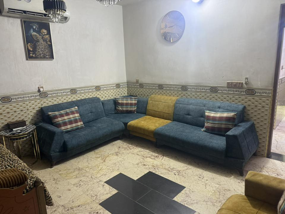 سلام عليكم دار للبيع مساحته 63 متر واجهة 5 ونزال 12 ونص طابو صرف استقبال ومطبخ و ترك و حمام داخلي وخارجي وفوك غرفه نوم وبسطح مسوين مخزن للأغراض مرمم درجه أوله سيراميك و مرمر واضح بتصوير مكانه رئاسه العبيدي قريب على سوك الرئاسة وقريب على مدرسه نداء السلام برأس شارع صايره يعني بل بداية مو جوه. طابو صرف مو زراعي   وهاذ رقم لاستفسار.  *********** بي واتساب
