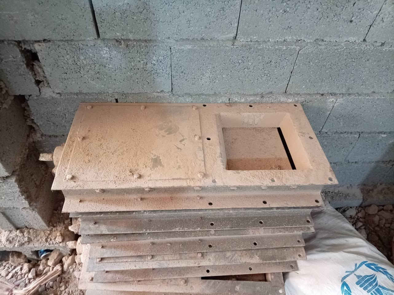 ابواب العدد 5 ثقيل العرض 38 الارتفاع80 كما موضح بلصوره
***********
