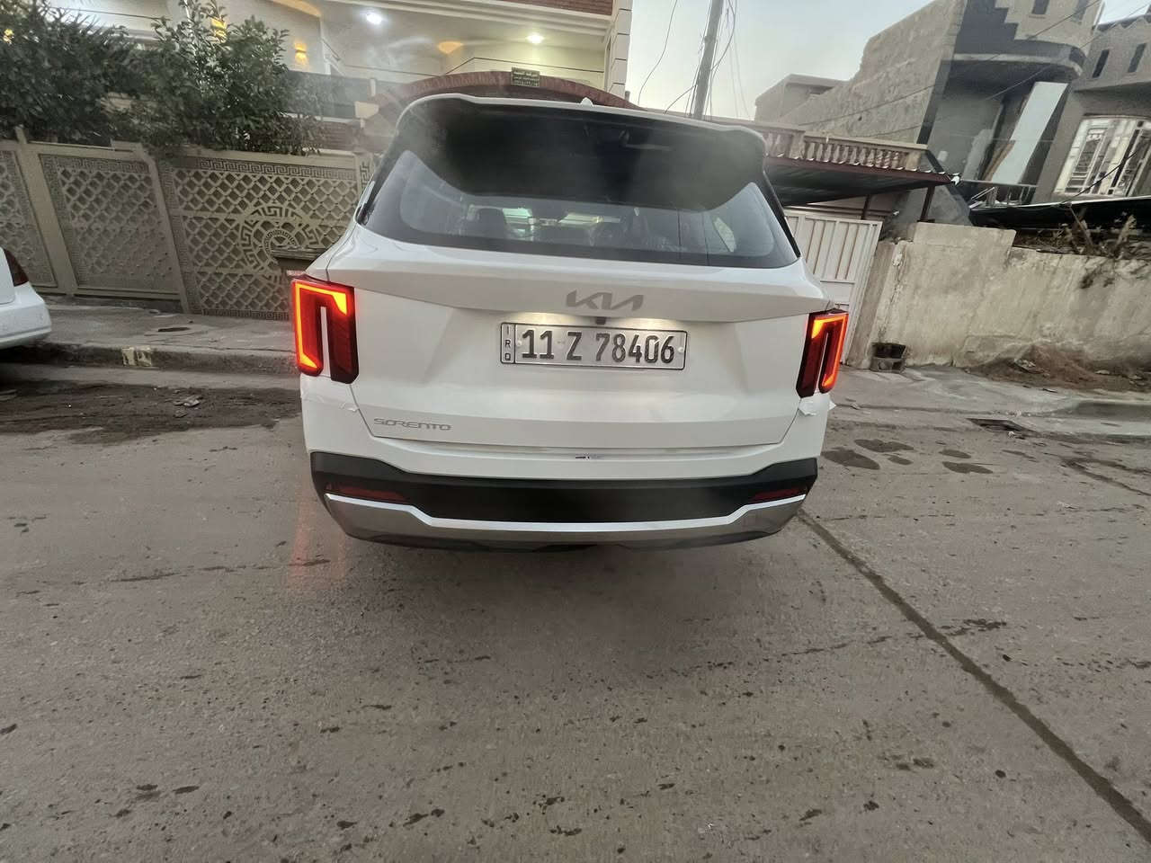 سلام عليكم شباب عندي سورنتو موديل 2026زيرووو سيارة رقم بغداد بسمي
موصفات سيارة 
1.بنوراما 
2.داتاشو 
3.دبل كامرة 
4كشنات كهرباء 
5.صندوق كهرباء 
6انارة محيطيه 
7بردات خلفية 
8.ويل قياس 20
اخوان سيارة زيروووو  
السعر 365
اتصال على الرقم ***********
