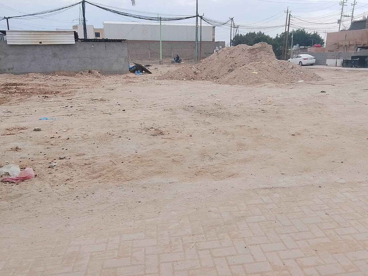 يتوفر بيت على الشارع الجديد وساحه كدامه وثاني بيت عن الركن المساحه 135 الواجهه 9النزال 15
غرفه استقبال ونوم ومطبخ وصاله صحيات خارجية وداخليه الطابق الثاني غرفتين نوم وصاله وصحيات وصطح أول وثاني البيت طابو صرف موقع البيت على حوالي الكفيل مباشر للاتصال ***********/***********
