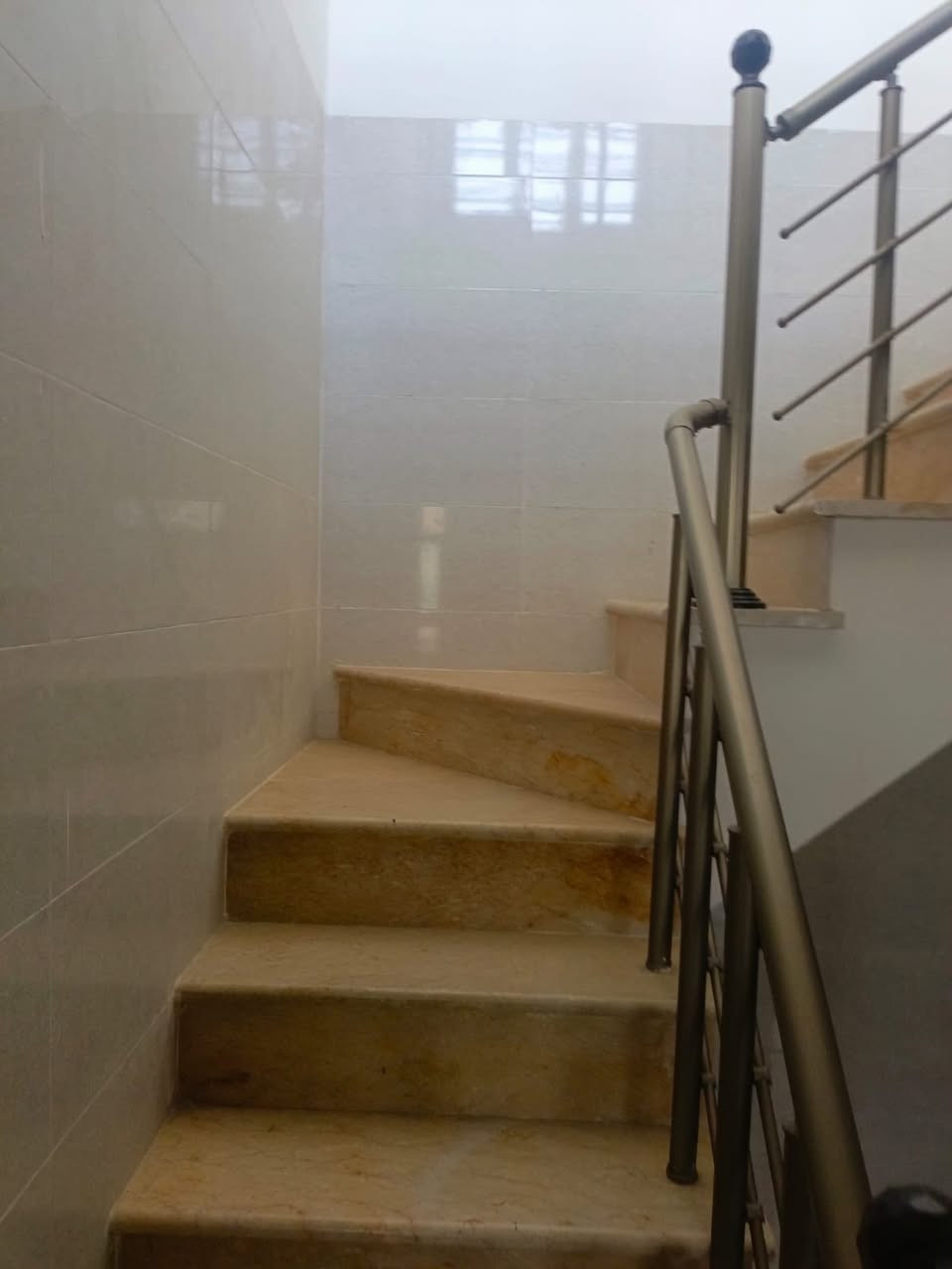 بيت للبيع بناء سنة 2023
🔴مساحه 100m وجه 10*10 مربع◾️ 
الموقع 📍ابو تشير  قرب افران الحجي او نهاية شارع الصيرفة 
يتكون من طابقين طابق لارضي اسقبال مطبخ غرفه حمام صحيات الطابق الثاني 3 غرف +حمام بلكونه ع طول البيت ركن واقع حال 106متر السعر 205 مليون مع الاسكان وقابل للتفاوض ومطلوب اسكان 63 مليون تفاصيل اكثر
***********
***********
