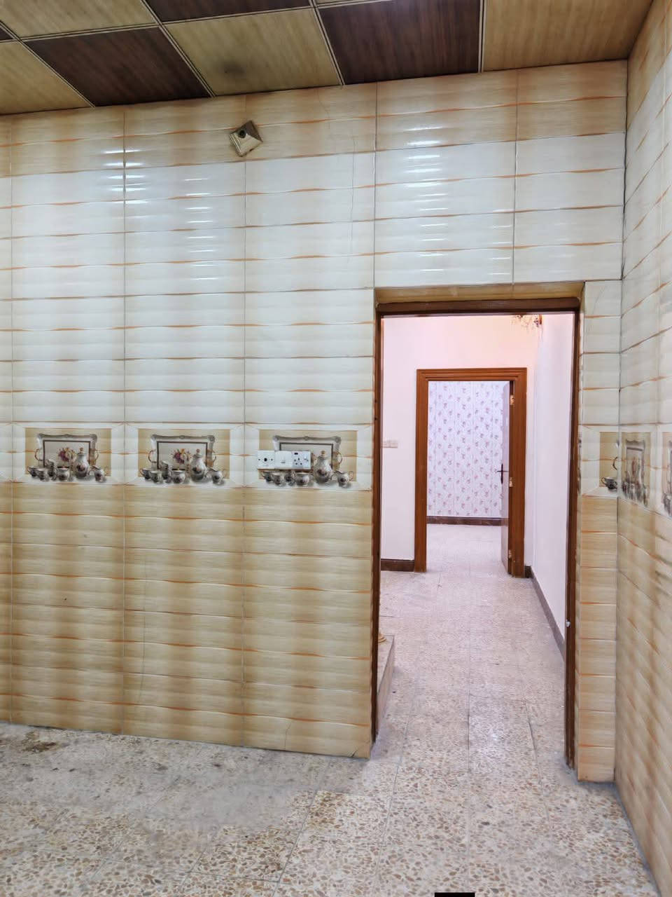 دار للبيع مساحه 100 متر طابو زراعي سند 25 مشمول بالتطويب
اساس صب بناء بلوك درجه اولى سقف صب 
يحتوي الدار على 
غرفه وصاله ومطبخ واستقبال مغاسل داخليه و خارجيه 
الموقع الكوفه البراكيه شارع المطار القديم مقابيل صيدليه صفاء عبد الرضا منطقه كلش مرتبه وعرض الفرع 10 متر وكافه الخدمات متوفره 
ملاحظه الدار فارغ وجاهز للسكن جيب غراضك وكعد 
السعر تم التخفيض إلى 34مليون وبي مجال بسيط
للتواصل الاتصال على الرقم *********** أو مراسلة الصفحه واتساب متوفر مكتب الياسري للعقار والمقاولات
