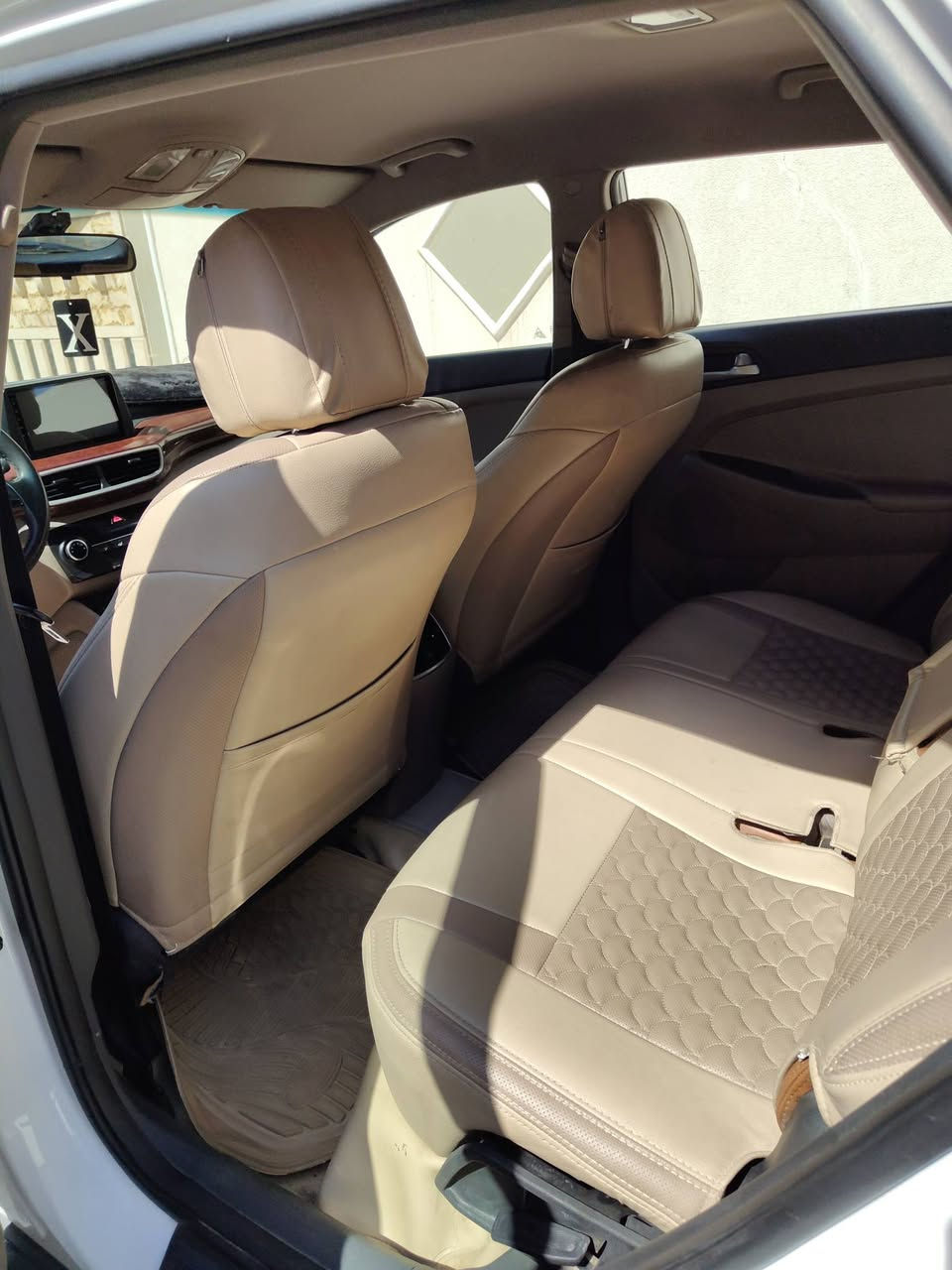 🚘 للبيع | هيونداي توسان خليجي 2019
🔹 الموديل: 2019
🔹 المنشأ: خليجي
🔹 رقم التسجيل: بغداد
🔹 الوكيل: شركة الكَاصد
🔹 الفئة: فل مواصفات (عدا فتحة السقف البانوراما)

✅ حالة السيارة:

- سيارة نظيفة وجاهزة للاستخدام، ولا تحتاج أي مصروف.
- سنوية جديدة، ورقم جاهز، وإجراءات نقل الملكية شرط التحويل

📌 حالة الهيكل:

- صبغ في مقدمة البنيد (خشم البنيد) بسبب تقشير فقط، مع وجود تكحيل، وباقي الهيكل بحالة ممتازة.

⭐ المواصفات:

- نظام ترحيب بالسائق.
- 3 أوضاع قيادة.
- دخول ذكي (بصمة للأبواب).
- تشغيل بصمة.
- سقف حديد (بدون بانوراما).
- داخلية جلد باللون البيج.
- مرايا شفط.
- حساسات أمامية وخلفية.
- كاميرا خلفية.
- تحكم من المقود.
- منظومة زينون.
- 5 عدسات.
- كشنات كهربائية 
- تبريد ثنائي قطعتين
- محرك 2000دوش
- الممشى: 180,000 كم.

💰 السعر المطلوب: 17,800 دولار، وقابل للتفاوض بالمعقول بعد المعاينة.

📍 الموقع: الأنبار / الفلوجة

📞 للاستفسار: ***********
