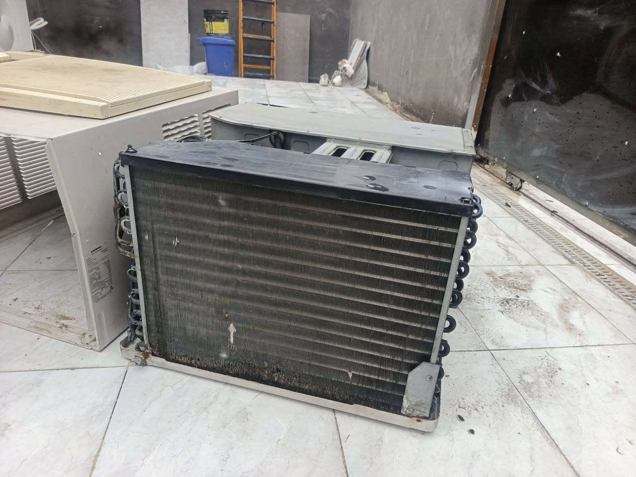 مكيف للبيع شغال وبردوه خير من الله
سعره 250
العنوان الاسكان الصناعي النزله الرابعه 
***********
