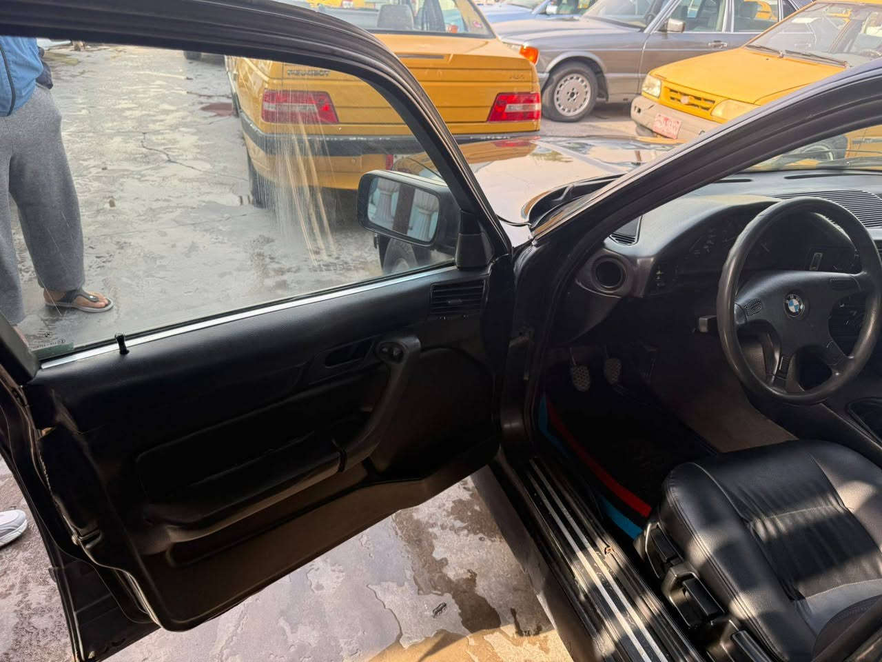 Bmw ١٩٩٢
موديل  حجم 535 كير عادي 
صدر امامي خلفي جديد طخم تاير جديد ويل كب خلية غرفة جديدة جلد سلايد طكتين تبريد ممتاز كهربائيات بلادية  رقم انكليزي سنوية لغاية ٢٠٢٩ لون اسود مصبوغة عام جمالية رقم بغداد تحويل ثاني يوم
اتصال ***********
واتساب
