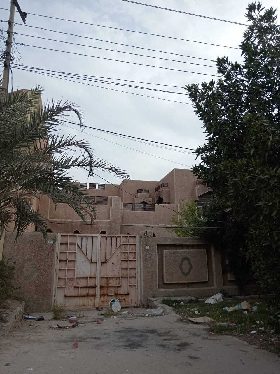 للإيجار 

حي المعلمين شارع الثرثار 

5 غرف نوم طابقين 

بدل الايجار 650 

‭0786 959 8192‬
