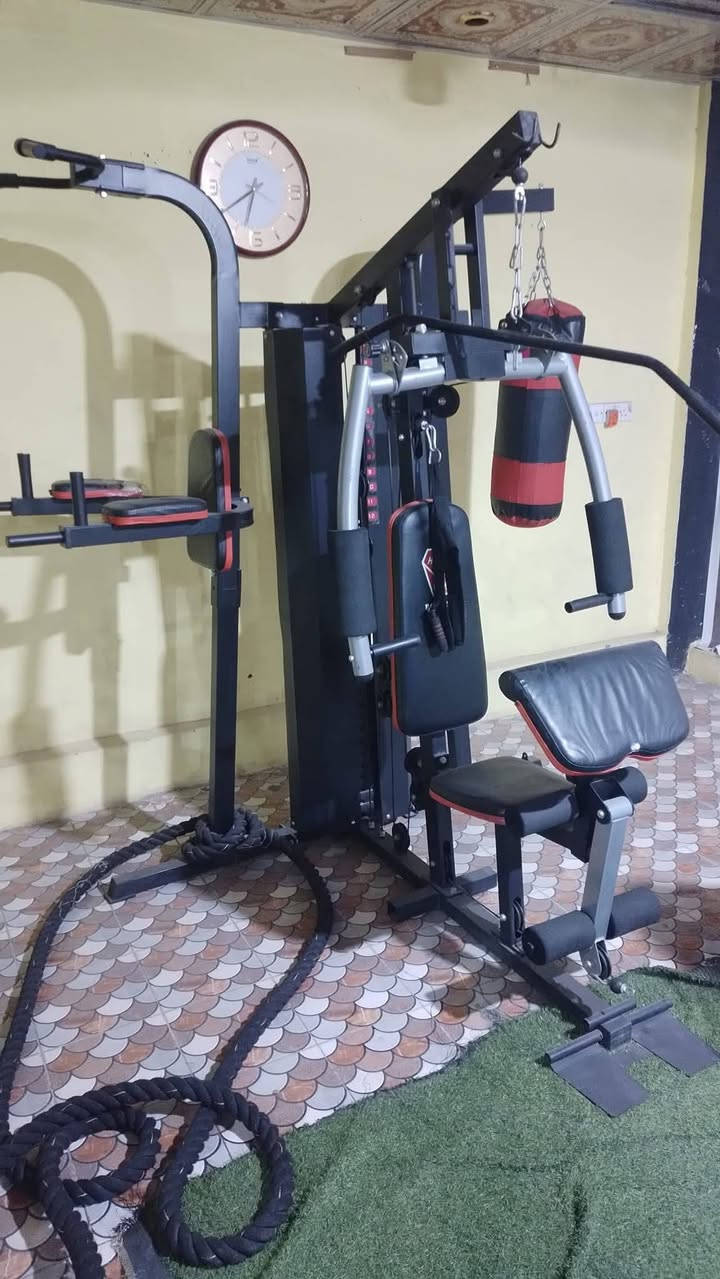 ملتي جم ثلاثي لجميع تمارين الجسم بي تمارين ظهر وتمارين ايد كيل وتراي وتمارين بطن وارجل واكتاف جميع تمارين الجسم يتكون من سحب بكرة امامي وخلفي وسحب ارضي وسحب حبل من الوسط وفراشة ودفع ماكنة للامام وسحب دفات للظهر وتمارين سيقان وكيل لاري وعقلة ورفع ساق وبرليك ويحتوي على جيي ملاكمة لتمارين اللكم السعر 525 سعر قفل عنوان بغداد للشراي مراسلة الصفحة او الاتصال على الرقم *********** يوجد توصيل بكروة
