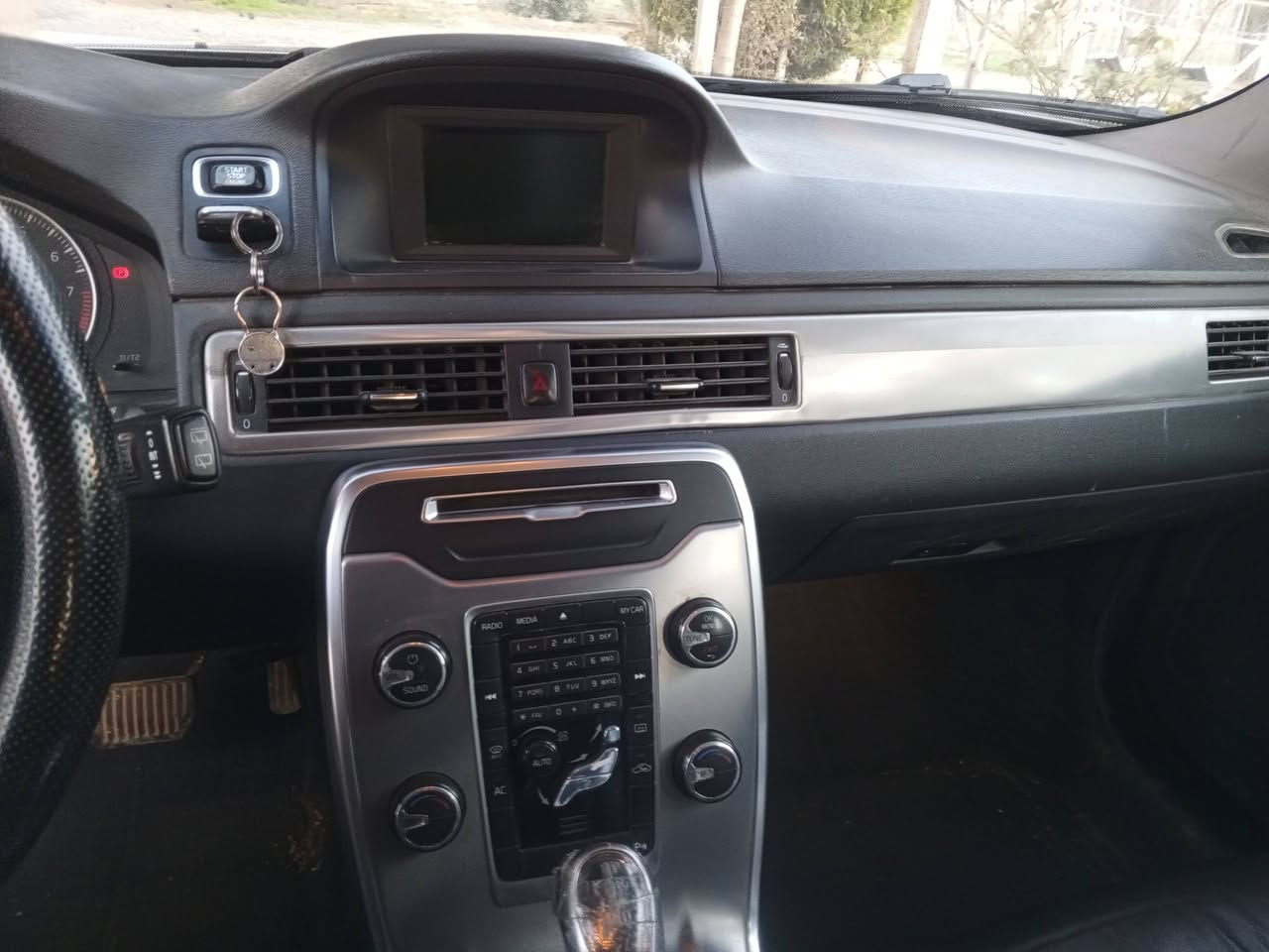 فالفو V70 
مودیل ٢٠١٣

مواصفات
تبرید مرکزي( قطعتین)
بصمە شغال
هاند بریک بصمە
ئوتو بریک
حاسة خلفية
کشن جلد
تحدید سرعە
تحکم ستیرن
مرایا اشارة و شفط

محرک و کیر شرط
سیارة جاهزة و مکفولة

***********
