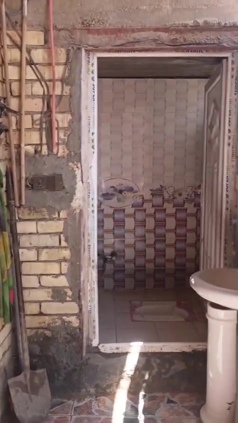 بيت طابقين بناء حديث مسلح يحتوي على ثلاث غرف نوم بالاضافة الى مخزن كبير يصلح غرفه مستقبلاً المساحه 100 سند 25 تحويل بأسمك منطقة مخدومة مقابل حي العباس عمود 12 شارع السيدة نرجس قرب مؤسسة الايتام للاستفسار... ‏‪***********‬‏... بيع جوة السوك..
