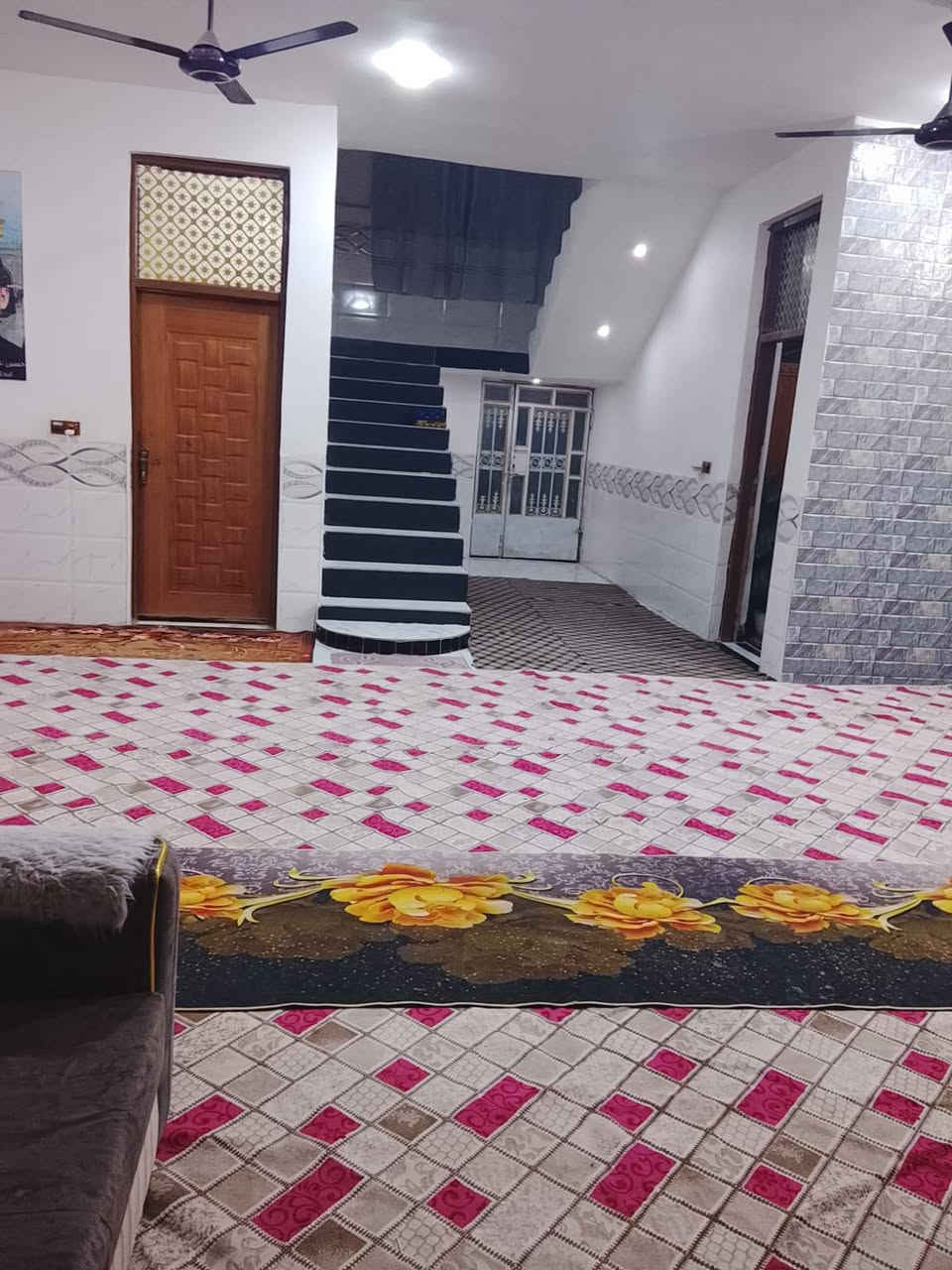 سلام عليكم اخوان اول شي مكلف بل نشر 
هاذه بيت للبيع مساحه 250 يحتوي عل غرفتين 
صالتين مجمع صحيات داخلي مطبخ ستقبال صحيات خارجيه ضافات مخزن الحله الحمزه الغربي منطقت علاك كهرباء مولد سحب ماي ساله كلشي متوفر واصل للبيت استفسار عل هاذه رقم 
***********
***********
