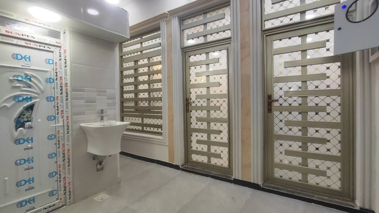 دار للبيع المساحه 100 متر بناء درجه اولى وحديث حي مغريه قرب السوق رقم الهاتف ***********
