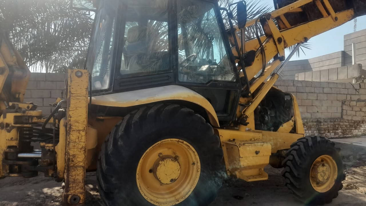 حفارة جي سي بي موديل ٢٠٠١ جاهزه للعمل كير راجر مكينه مضخه خير من الله كل نقص مابيه للعمل كبل أتريد مداور باسمك الشراي جاد يتصل على الرقم *********** الله يرزق الجميع
