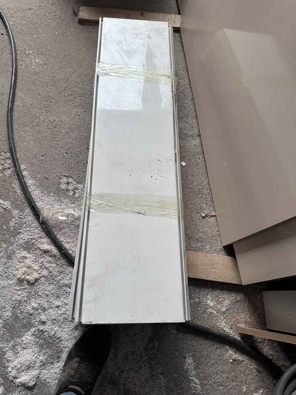 السلام عليكم رفوف حديد استعمال قليل العدد 70قطعه مع السكه والهوك اتصال*********** واتساب موجود
