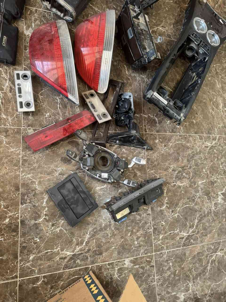 السلام عليكم
غراض نواعم باخره ٢٠٠٣  
بك لايت 
جاامات خلفيه باب طويل
عده اسعافات 
حصان لون اسود 
يدة گير 
كلوبات اناره داخليه 
مرايه جهة اليمين 
مرايه وسطه خلفيه
تحكم تبريد 
صاجيه الي تغطي السيدي 
مجرات مع السيديات 
شوت تحت البنيد 
كلهن ب١٥٠ 
متوفر ع خاص 
***********
