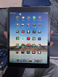 آيباد 9 • نظيف • موصل