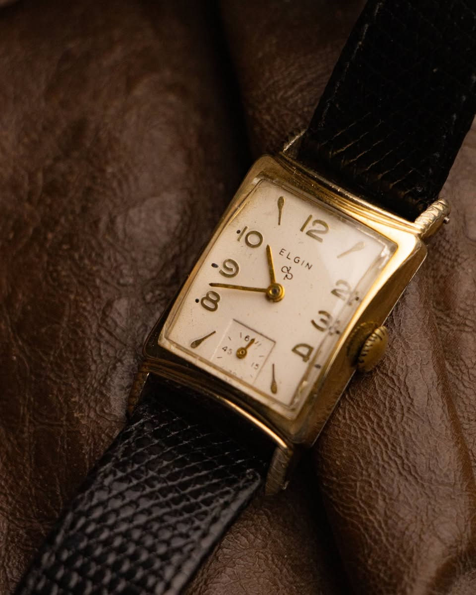 1940-1950 VINTAGE  𝔈𝔩𝔤𝔦𝔫 ART DECO AMERICAN
 WATCH USA .
من حقبه الأربعينات إلى حقبة الخمسينات من القرن العشرين تم إنتاج هذه التحفه الفريده من شركه إليجن العريقه بتصميم آرت ديكو مميز 
تناسب الذوق الرفيع لكلا الجنسين ومغلفه بالذهب عيار 10 قيراط 

🕓 تصميم آرت ديكو مميز بقطر يونيسيكس مناسب لكلا الجنسين 

🕓 ميناء بيضاء ( dail ) بأرقام كلاسيكيه مغلفه ذهب عيار 10k

🕓 عقارب ناعمه ذهبيه شكل (stik) مع سنتر ثواني منفصل على الرقم6

🕓 ماكنه نصب تكويك مستطيله 17 جوهره تعمل بنظام التعبئة اليدوية 

🕓  عيار الحركهUSA 673 من انتاج شركه إليجن مع ضبط وتعديل وضعيات 
الحركه (Adjusted) اي بمعنى الساعه من الإصدارات العاليه لهذه الشركه
🕓 الرقم المرجعي S 484984

🕓 سير جلد طبيعي أصلي اوربي مستبدل بلون اسود من براند كرستيان ديور
🕓 جميع القطع المتوفرة اصليه فنتج مع ضمان جوده الوقت
🕓لا نتعامل بالكوبي والمجدد 
🕓 خدمة التوصيل متوفره لجميع محافظات العراق 

 #carlowatch #ساعات_رجاليه
#vintagewatch #elgin #watch


**إذا كنت صاحب هذا الإعلان وتريد حذفه لأي سبب، رجاءا أرسل رسالة إلى الدعم الفني**