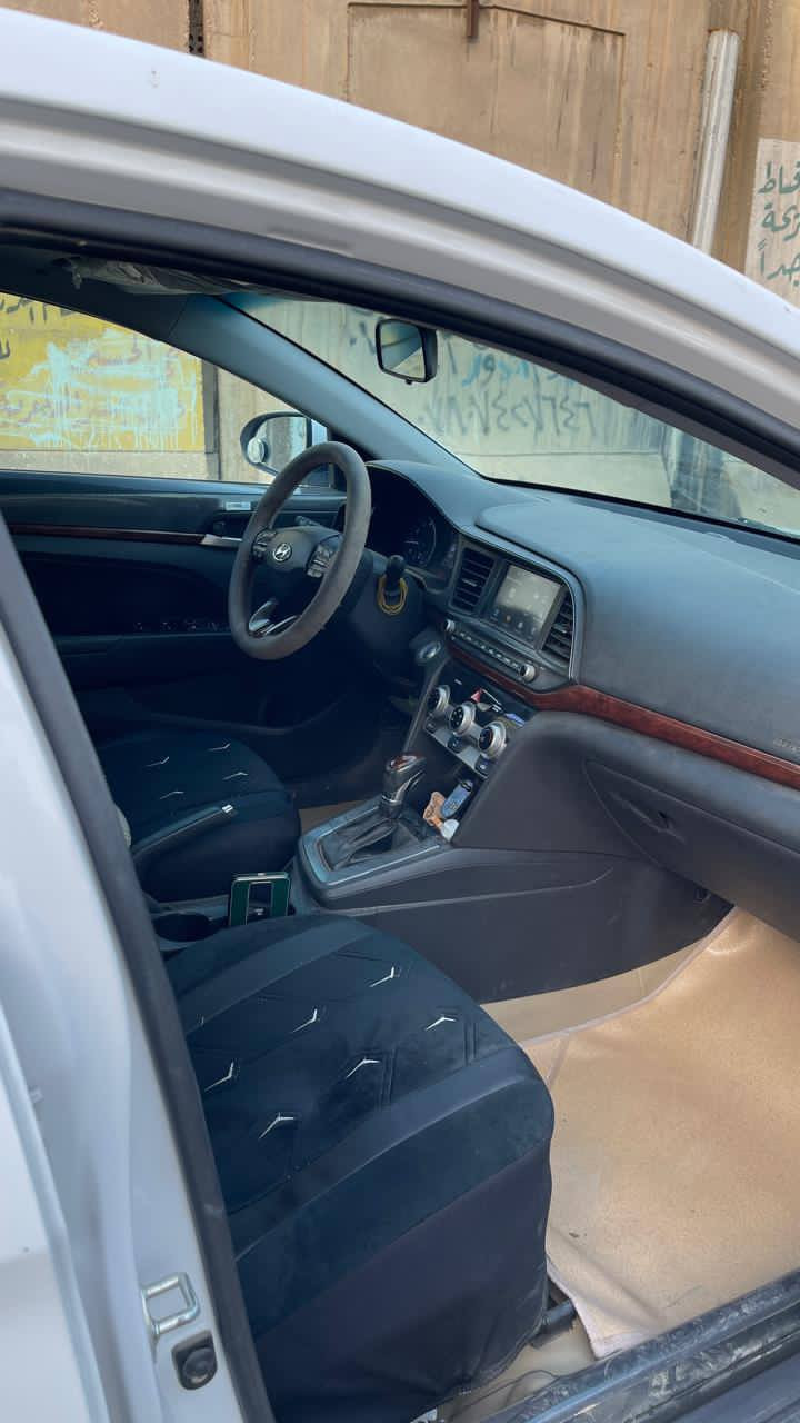 النترا موديل 2019 وارد كندي
 فول مواصفات بصمة وشاشة جبيرة
 وفتحة وكشنات والستيرن تدفئة 
ماشية 109 كيلو محركهة 2000 والكير at 
السيارة شادلهة عازل حراري كل الجامات 
رقم بغداد ب اسمي قبل شهر مجدد السنوية 
حادثهة خفيف كلش ممبدل بيهة ولا قطعة فقط البنيد بارد ويحتاجلة صبغ بي فابلون حاليآ يعني ممبدل وهنا باب العكس السايق يحتالهة بارد ومبينة بالصور وبيهة ايرباك ستيرن فقط

رقم صاحب سيارة ***********
بس ضيفلي عليهة اخر شي بيع او مراوس حسب القناعة
