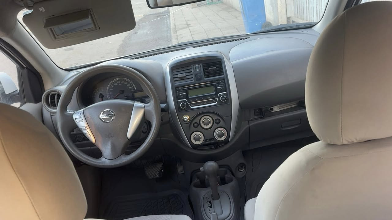 نيسان سني موديل 2019، رقم أربيل،
نظيفة جداً.

مواصفات السيارة:
تحكم بالستيرن،
مانع انزلاق،
أوفر درايف،
مرايا كهربائية،
تبريد ثلج،
كير أوتوماتيك.

توجد بها طخّة بسيطة في الدوسة بحجم شبر تقريباً وتم إصلاحها.
ماشية 130 ألف كم
السعر 100 بيها مجال 
رقم الهاتف (***********)
