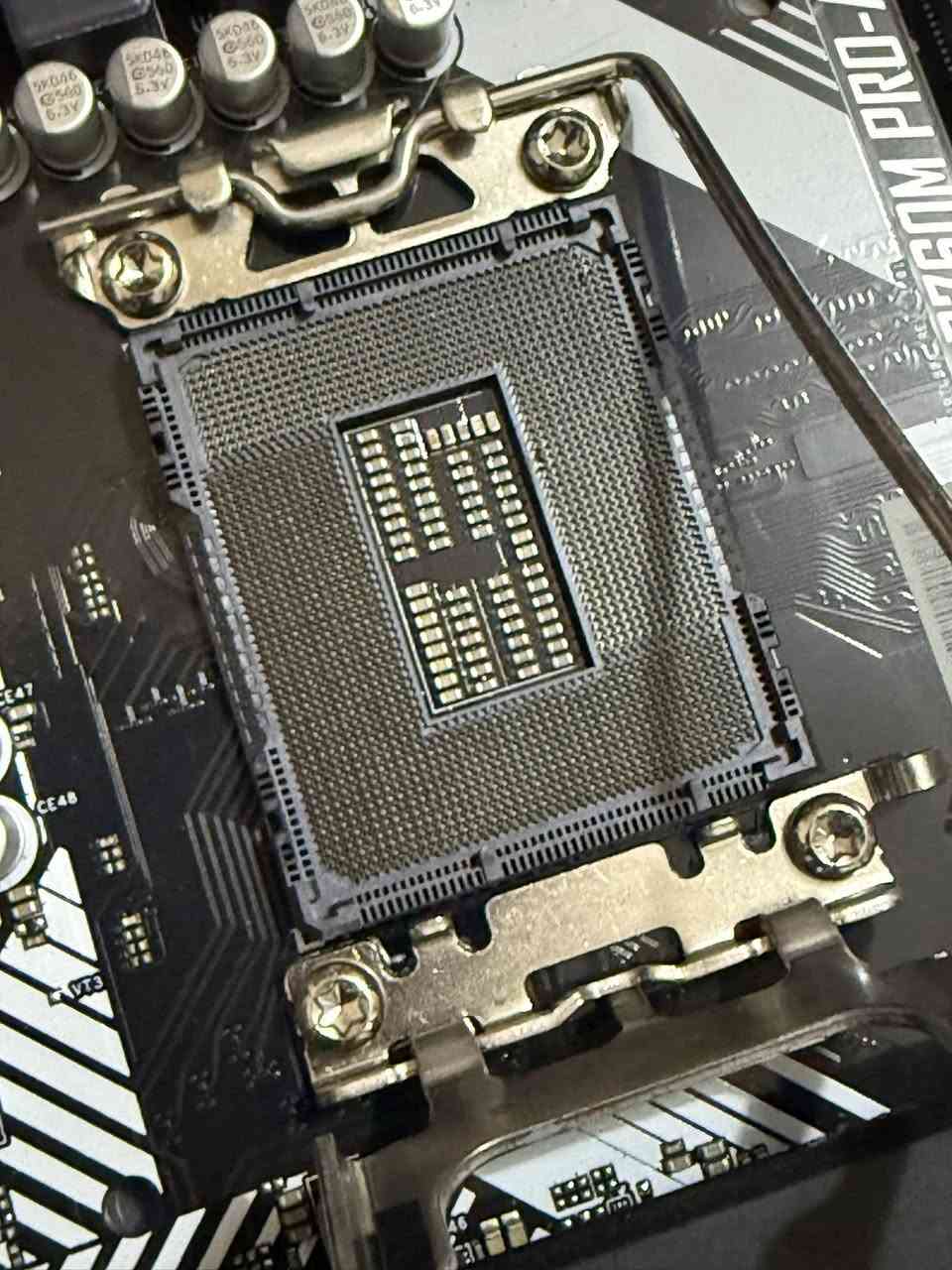 بورد B760 ddr 5 بس بي بنات معوجات مال رام A1 A2 يعني يشتغلن بس 2 B1 B2 قيم واخذ او مراوس بميز شاشه بغداد حي الجهاد ***********
