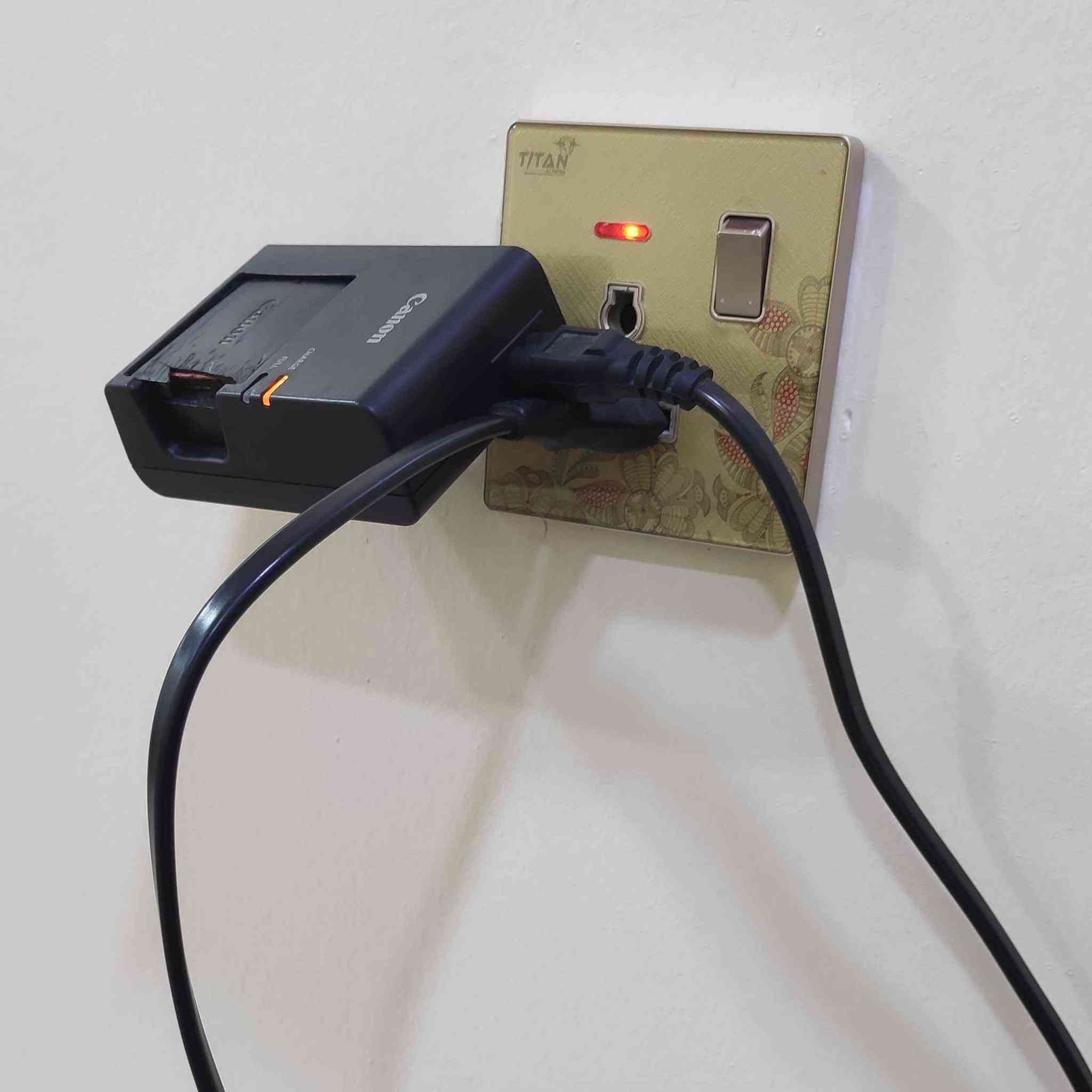 كانون مع زوم 70-300 وعدسه 38-78 رام 64 كيكه مع شاحنه للبيع سعر 200 مكاني بصره *********** البصرة, العراق
