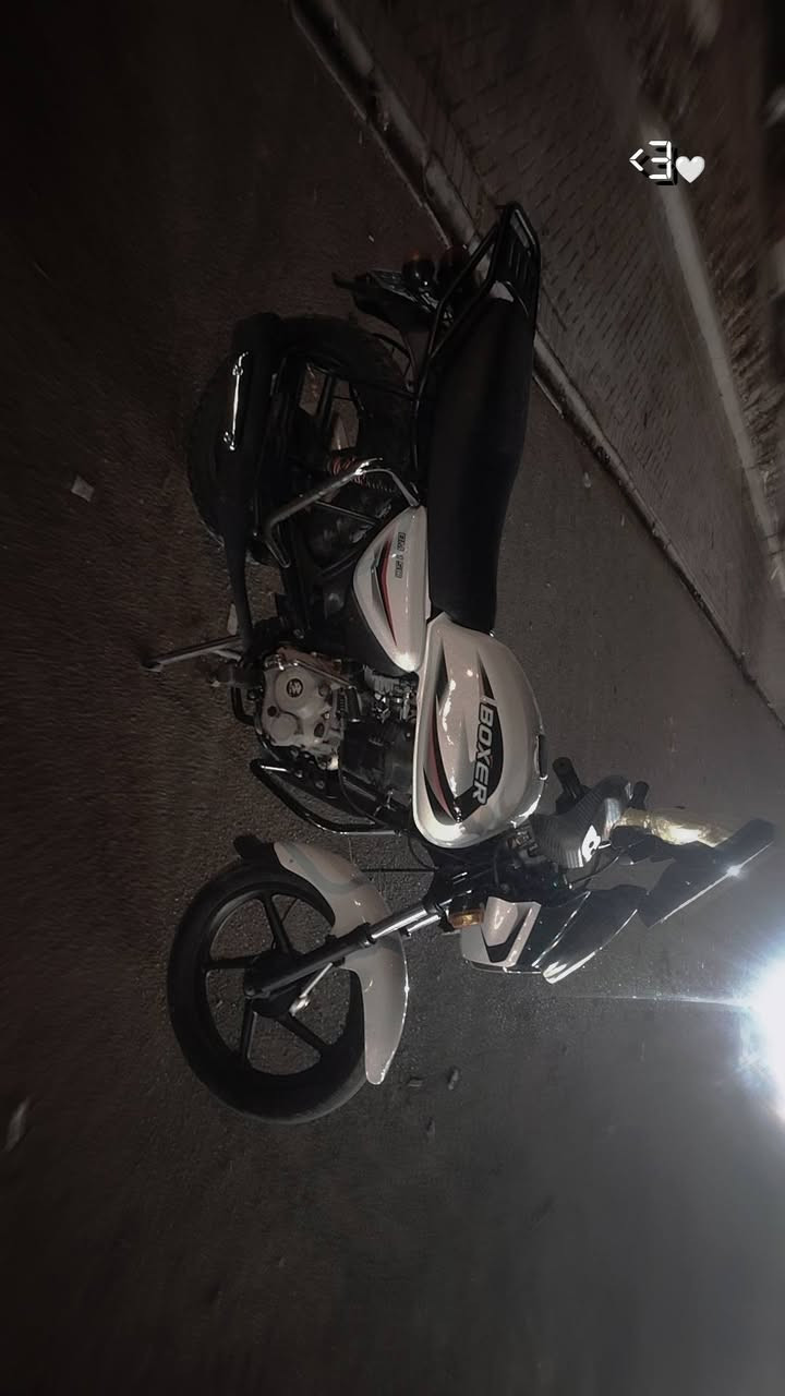 سلام عليكم شباب دراجه بوكسر مرقم لوحات نكليزي تحويل مباشر دراجه مديل ٢٢ شهر ١١ دراجه احله من الصور بألف مره كهربائيات كلو شغال برغي ماناقصها الدراجه كامله مكمله مكان بغداد حي النصر *********** تواصل وتساب فقط
