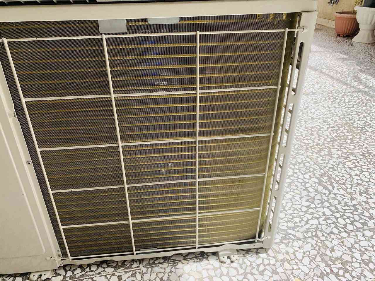 السلام وعليكم اخوان للبيع سبلت نوع جبسون  طن ونص الحديث  مكفول من فتحت البرغي نضافه100/100كامل مكمل جيب وشد غاز الشركه مقفول بي تبريده ثلج ❄️☃️🧊تدفئه❤️‍🔥🔥🐦‍🔥 خير من الله كامل ملحقاته بوري جديد ريمونت وايرات حديده السبلت احلى من الصور بهواي بلحقيقه مكفول كفاله عامه بعدالجبسون معروف بدفعه وتبريده القوي ماطور T3 يتحمل درجة حراره 65 
 السعر350 وبي مجال بسيط العنوان بغداد مدينة الصدر ***********
