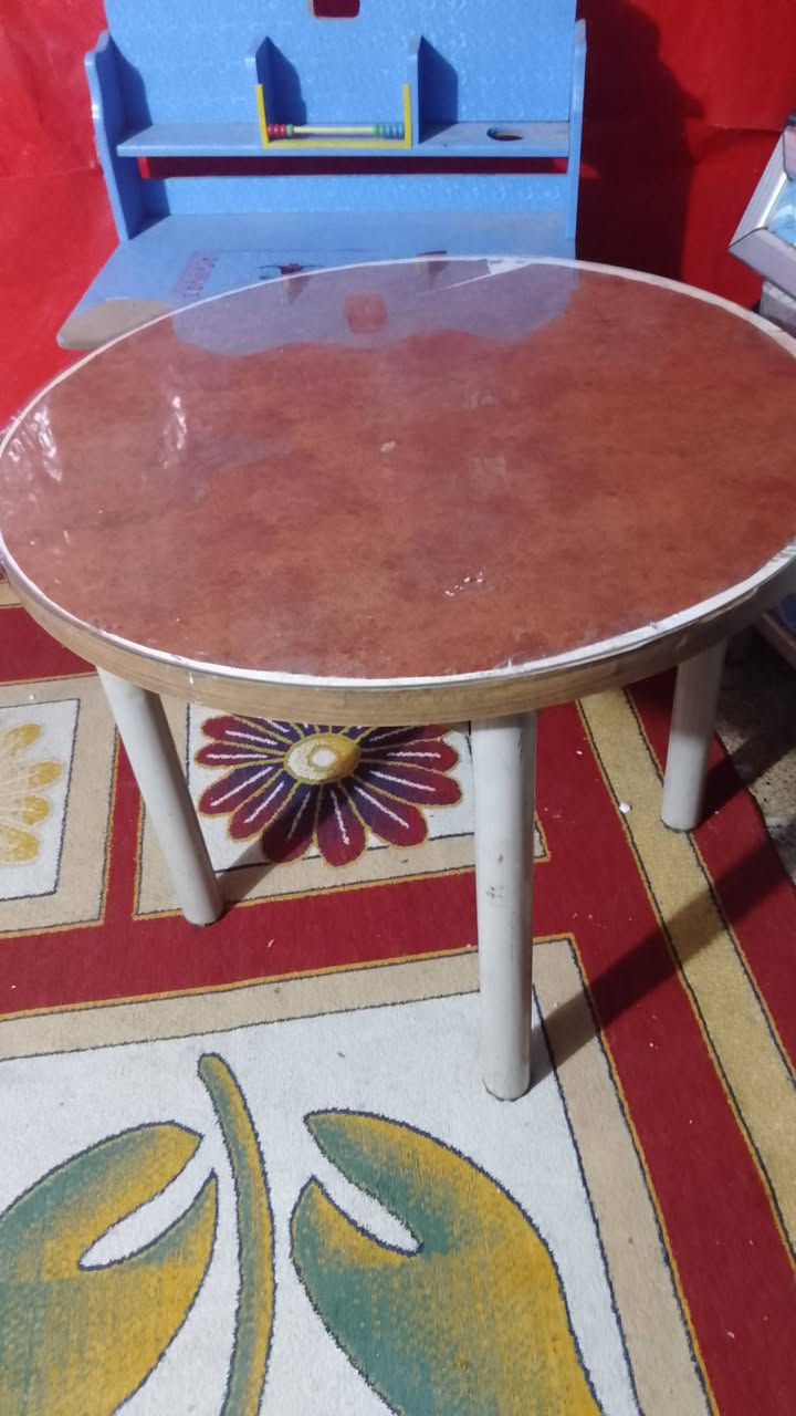 عندي ميز طعام وميز رحلة بدون كراسي للبيع ميز الطعام 35 وميز الرحلة 30 مكاني بغداد الشعب حي الجزائر قريب عن محطة سماء بغداد ***********
